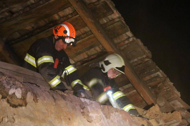 Hasiči zasahují při pádu štítové stěny staršího rodinného domku v Rakodavech na Olomoucku