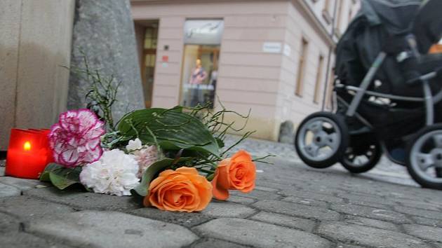 Na nároží olomouckého hotelu Gemo teď květiny a svíčky připomínají místo, kde byl zabit nožem jeden z taxikářů. 