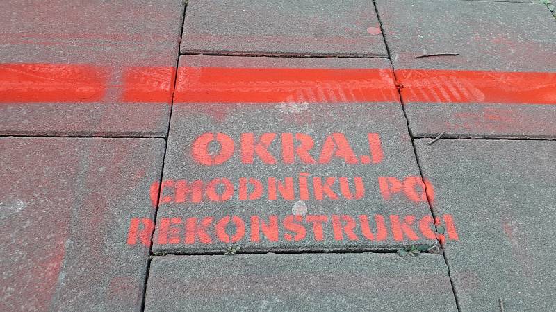 Červená čára upozorňující na zúžení chodníků při projektované rekonstrukci ulice 8. května v Olomouci