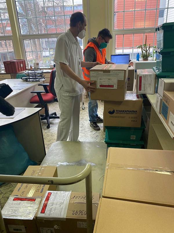 Z brněnské svatoanenské nemocnice rozvezl distributor lék ivermektin do dalších nemocnic v republice