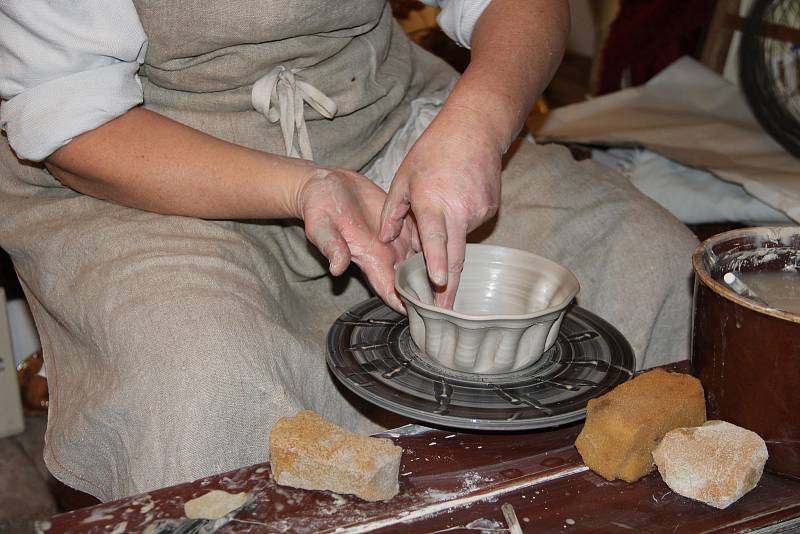Návštěvníci muzea v Litovli si mohli na druhý svátek vánoční prohlédnout a vyzkoušet řadu tradičních řemesel.