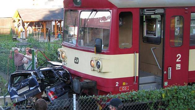 Tragická srážka vlaku a osobního auta na přejezdu v Litovli