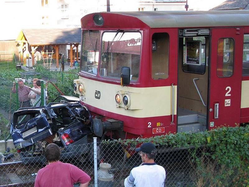 Tragická srážka vlaku a osobního auta na přejezdu v Litovli