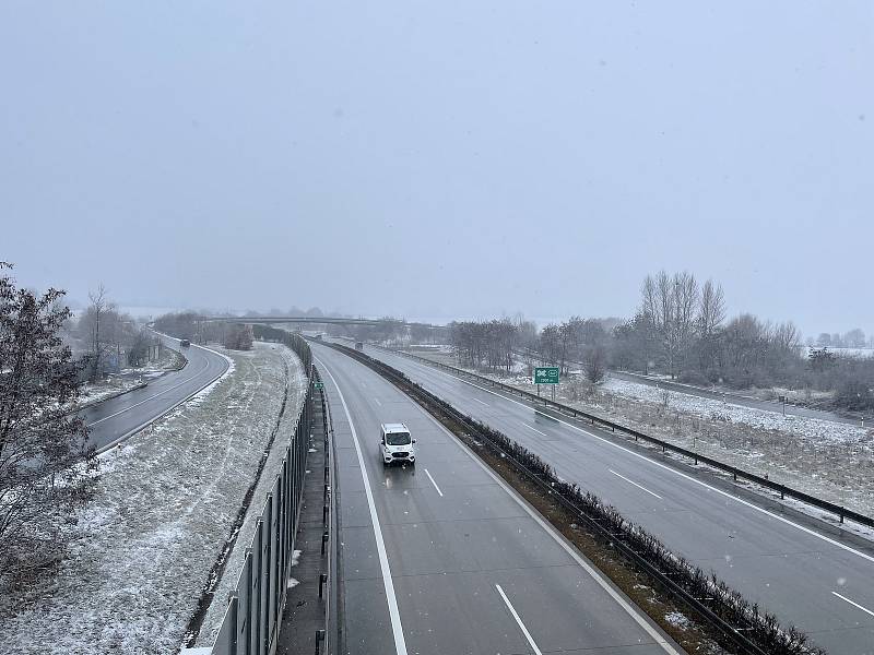 Sněžení od rána komplikuje dopravu na silnicích v Olomouckém kraji. Na snímku dopolední situace v Olomouc. 9. prosince 2021