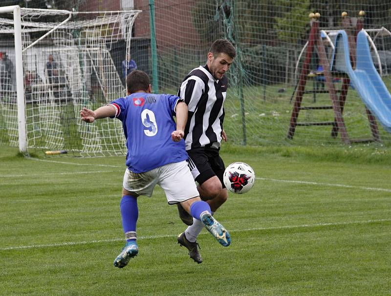 Fotbalisté Sigmy Hodolany (v bílo-černém) porazili Přáslavice 6:1.