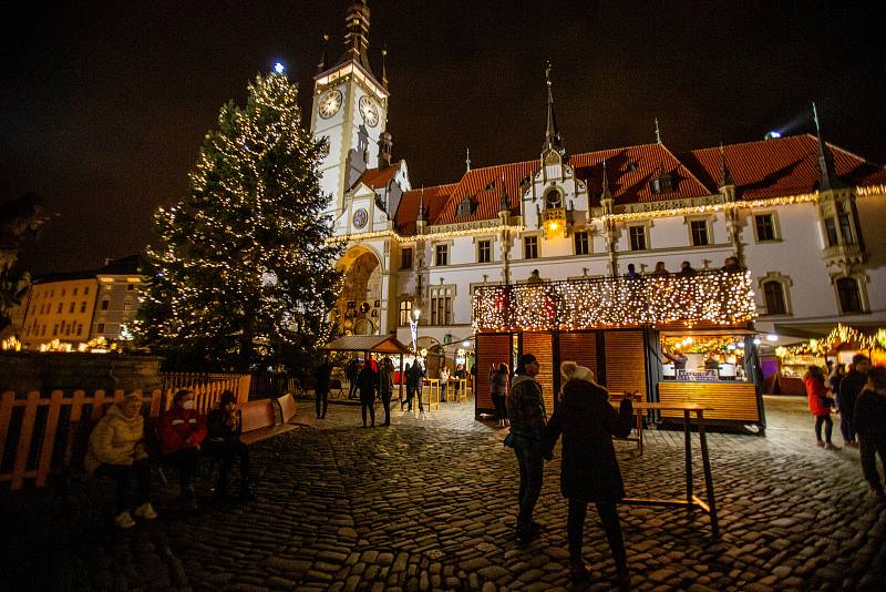 První den vánočních trhů a rozsvícení vánočního stromu v Olomouci, 19. listopadu 2021