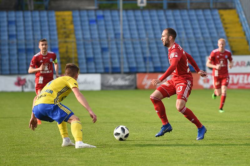 1. semifinálový zápas o Evropu - Fotbalisté Olomouce (v červeném) padli na hřišti Zlína 0:1.