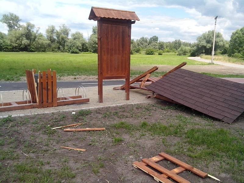 Zázemí u cyklostezky na Poděbradech zdemoloval vandal, záhy po otevření