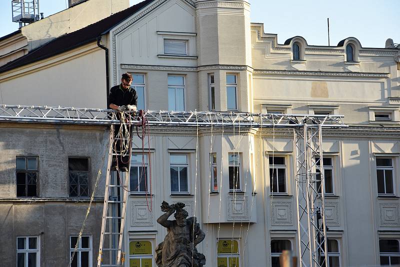 Stavba ledového kluziště na Dolním náměstí v Olomouci