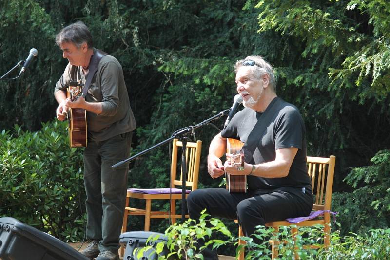 Koncert Wabiho Daňka a Miloše Dvořáčka v arboretu v Bílé Lhotě 