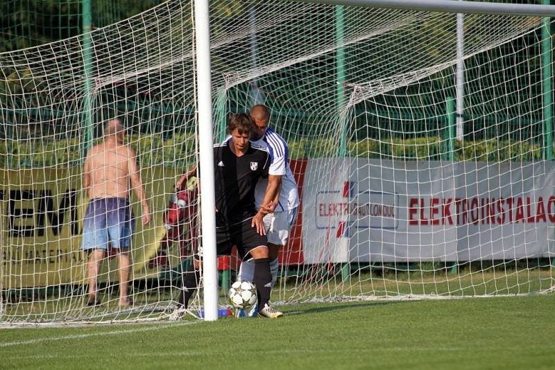 Fotbalisté Holice B (v černém) vs. Dolany