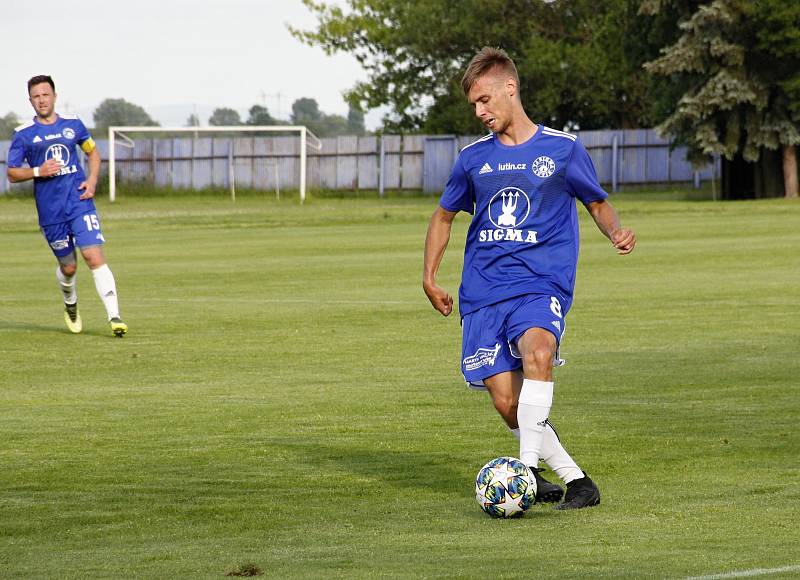 Fotbalisté Sigmy Lutín (v modrém) remizovali s Viktorií Přerov 1:1.