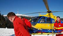 Letecká záchranka zasahuje u pádu šestnáctiletého lyžaře na Ovčárně