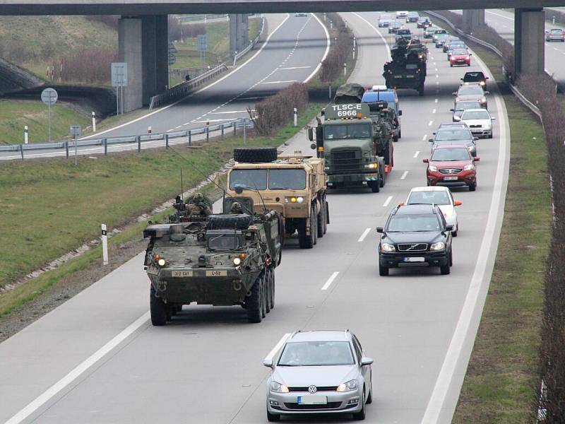 Druhá část konvoje amerických vojáků na obchvatu Olomouce u Vsiska – 29. 3. 2015