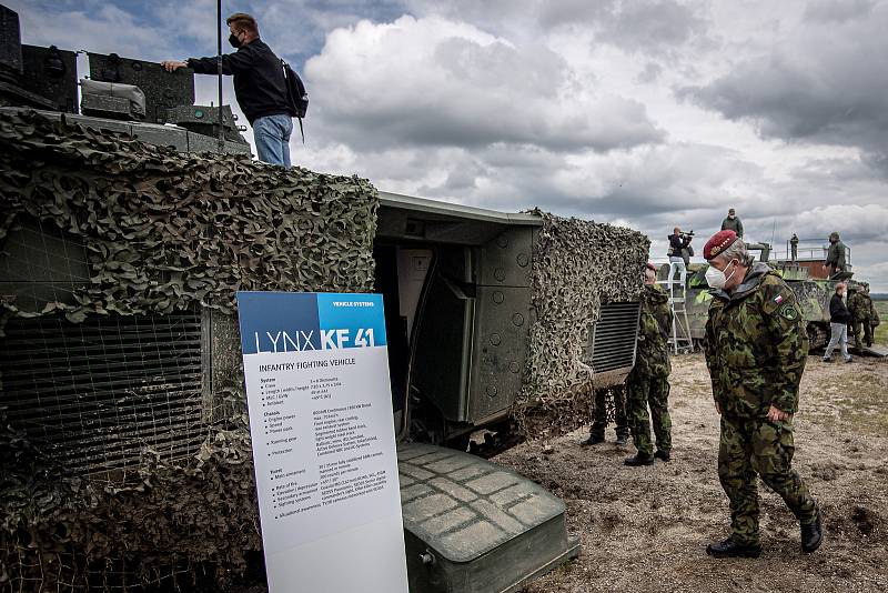 Náčelník Generálního štábu Armády ČR Aleš Opata si prohlíží obrněný vůz Lynx KF41 na mediálním dnu při testování bojových vozidel pěchoty (BVP) z tendru pro českou armádu ve vojenském prostoru Libavá, 27. května 2021.