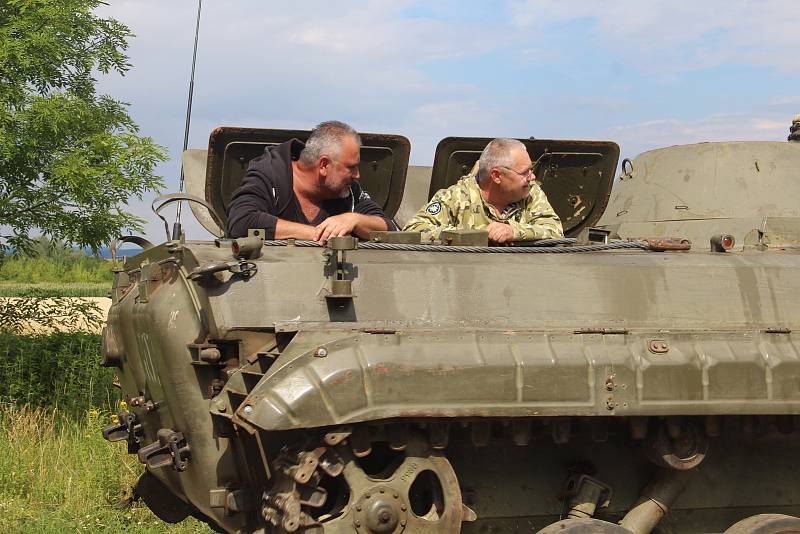 Přehlídku vojenské techniky, stanové tábory i komentované prohlídky nabídl o víkendu pátý ročník srazu vojenských veteránů v areálu Fortu XIII na Nové ulici v Olomouci.