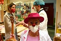 Zdravotní klauni přinesli radost do nemocnic v Olomouckém kraji,  29.11.2021, na snímku v olomoucké nemocnici.