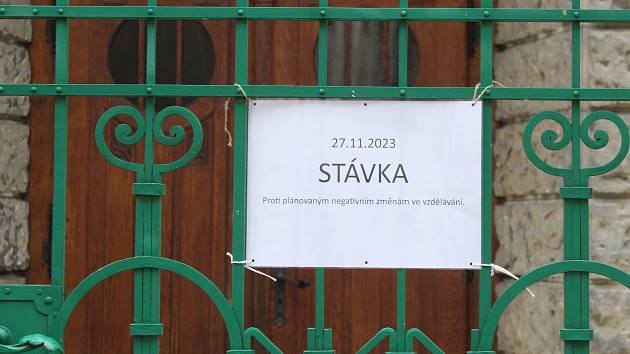 Stávka v pondělí 27. 11. 2023 zavřela mnohé základní a střední školy, na snímku ZŠ na třídě Spojenců v Olomouci.