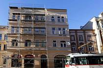 Dům v Pekařské ulici po zřícení části štítové zdi obestavělo lešení