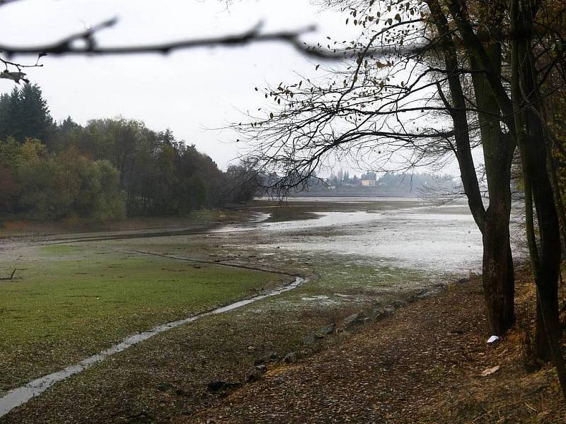 Polovypuštěná plumlovská přehrada