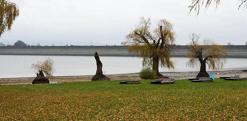 Polovypuštěná plumlovská přehrada