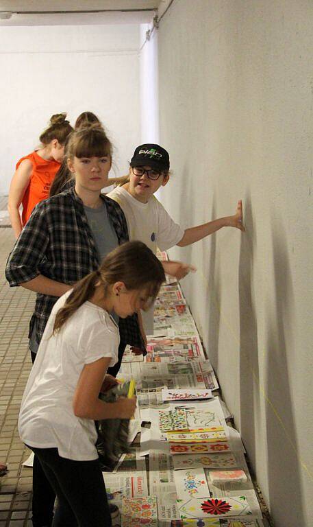 Žáci olomouckých škol malují podchod pod tramvajovou zastávkou Pionýrská folklorními motivy