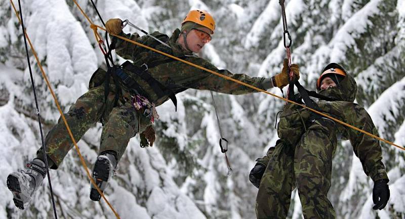 Extrémní armádní závod Winter Survival v Jeseníkách. Jedním z úkolů byla záchrana výsadkáře, uvízlého na stromě
