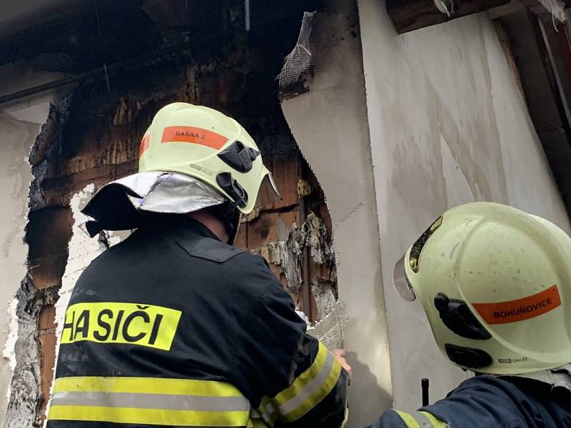 Blesk zapálil fasádu rodinného domu v Bohuňovicích, 1.7.2019