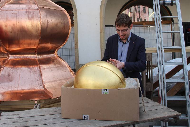 Pamětní medaile, historické listiny, fotografie i statistické údaje o Olomouci se zapečetěné uložily do rekonstruované věžičky nad orlojem olomoucké radnice jako odkaz pro další generace.