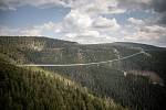 Nejdelší visutý most pro pěší na světě Sky Bridge 721, 9. května 2022, Dolní Morava. Ve výšce 95 metrů překonává údolí Mlýnského potoka z horského hřebene Slamník na hřeben Chlum.