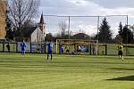 FK Nové Sady (ve žlutém) remizoval s Hranicemi 1:1.