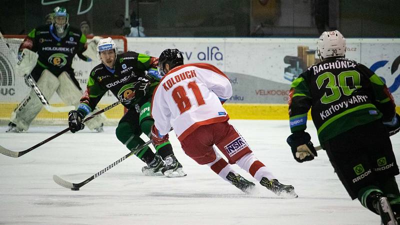 Hokejisté Olomouce (v bílém) porazili Karlovy Vary 2:1 po prodloužení