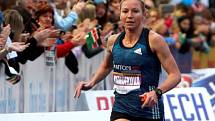 Petra Kamínková se blíží do cíle pátého olomouckého půlmaratonu