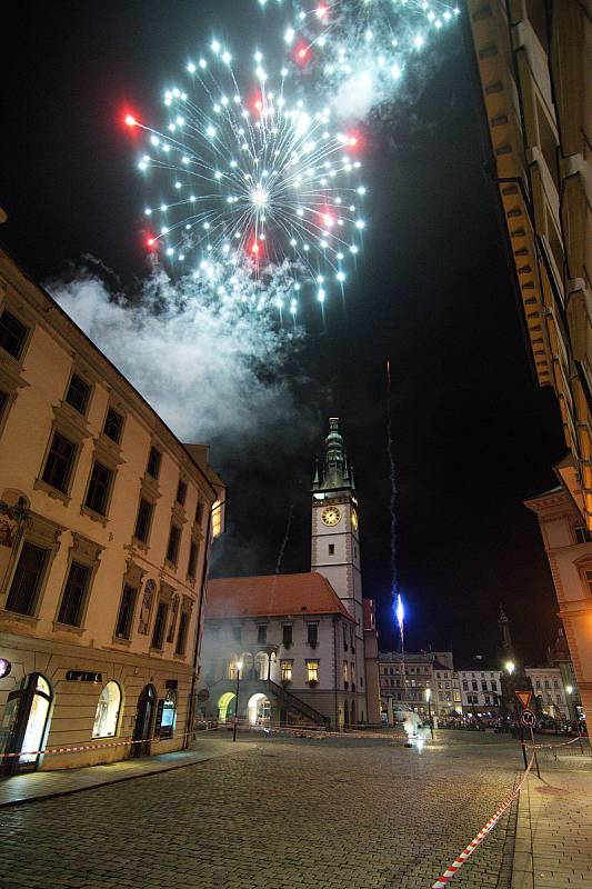 Ohňostroj k výročí 100 let republiky v Olomouci na Horním náměstí.