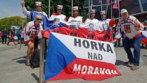 Skupina fanoušků z Olomouce a okolí vyrazila na hokejové MS na Slovensku ve speciálních dresech.