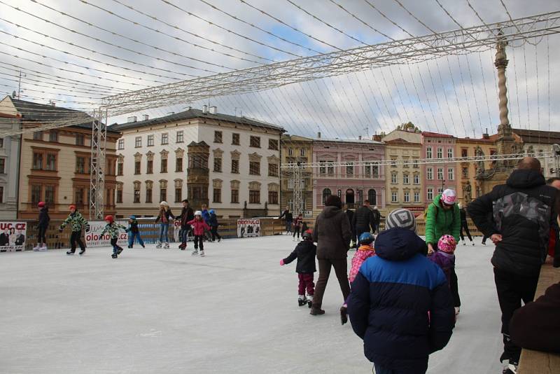 V sobotu 11. listopadu se na Dolním náměstí v Olomouci poprvé otevřelo mobilní kluziště.