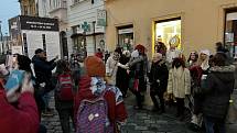 V centru Olomouce v pondělí nadělovali Mikuláši s družinou, přilétli i děsiví Krampusáci, 5. prosince 2022
