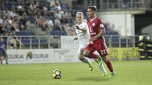 Olomoučtí fotbalisté (v červeném) remizovali se Slováckem 0:0Lukáš Kalvach (v červeném) a David Machalík