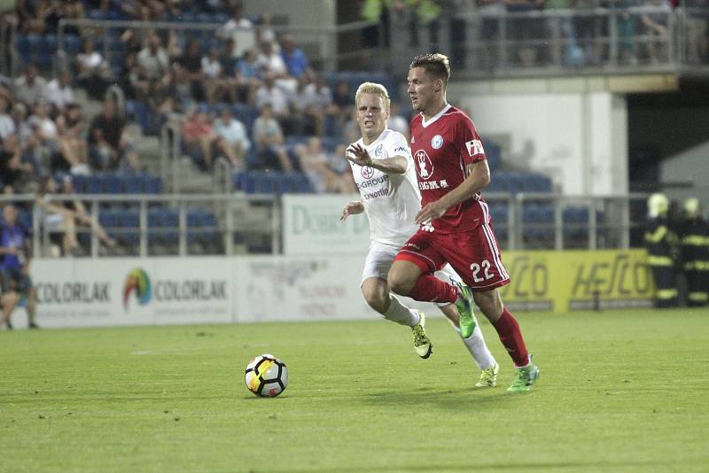 Olomoučtí fotbalisté (v červeném) remizovali se Slováckem 0:0Lukáš Kalvach (v červeném) a David Machalík