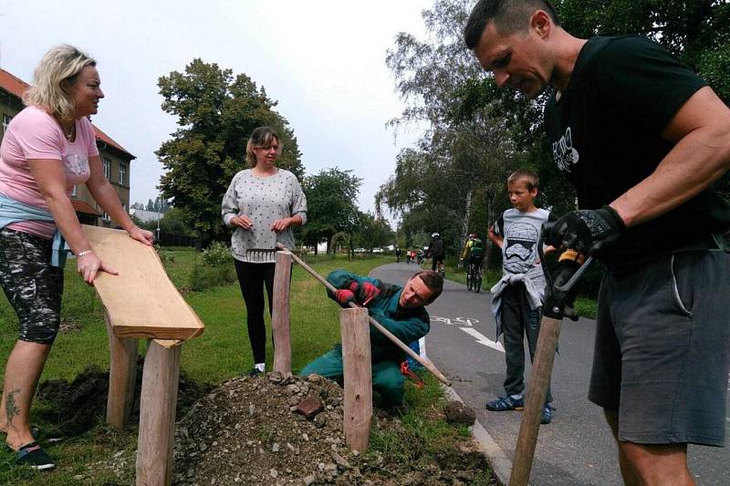 Obyvatelé Řepčína a Hejčína při veřejných brigádách na novém parčíku v sousedství cyklostezky u Mlýnského potoka