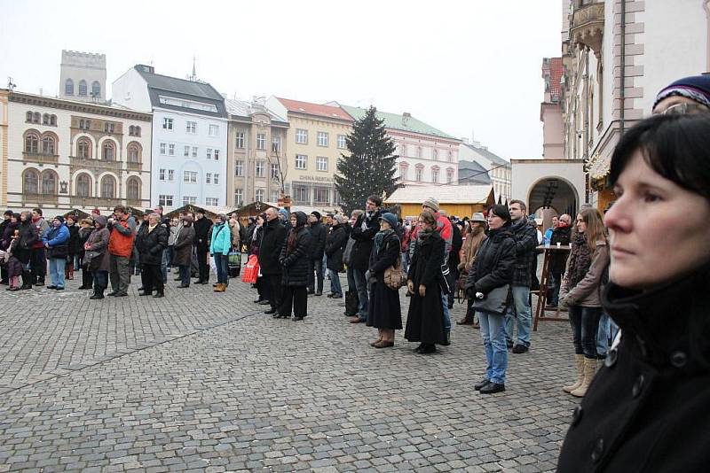 Olomoučtí občané se naposledy rozloučili s Václavem Havlem na Horním náměstí.