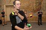 Výuka žonglování na živo - návštěva otevřeného tréninku olomouckého Cirkusu LeVitare