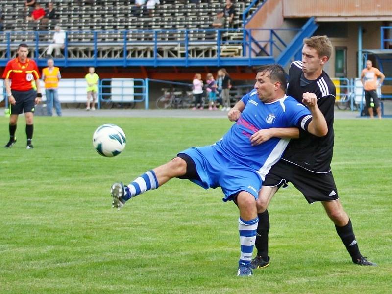 Fotbalisté Litovle (v modrém) remizovali s HFK Olomouc B 0:0. 