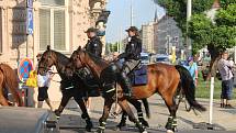 Fanoušci ostravského Baníku pod dohledem policistů rychle vyráží z olomouckého hlavního nádraží k Androvu stadionu. Jejich vlak měl totiž hodinu a půl zpoždění