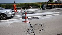 Oprava popraskané dálnice D35 mezi Olomoucí a Lipníkem nad Bečvou v létě 2012 (tehdy jako R35). Ilustrační foto