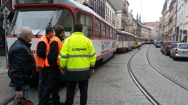 Nesprávně zaparkovaný Volkswagen Transporter zablokoval u Koruny tramvaje