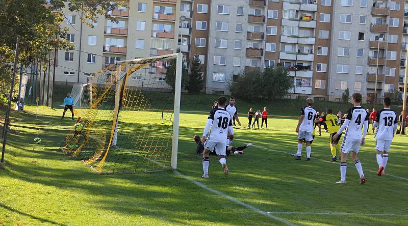 Nové Sady (ve žlutém) prohráli v olomouckém divizním derby s 1. HFK Olomouc doma 3:4.