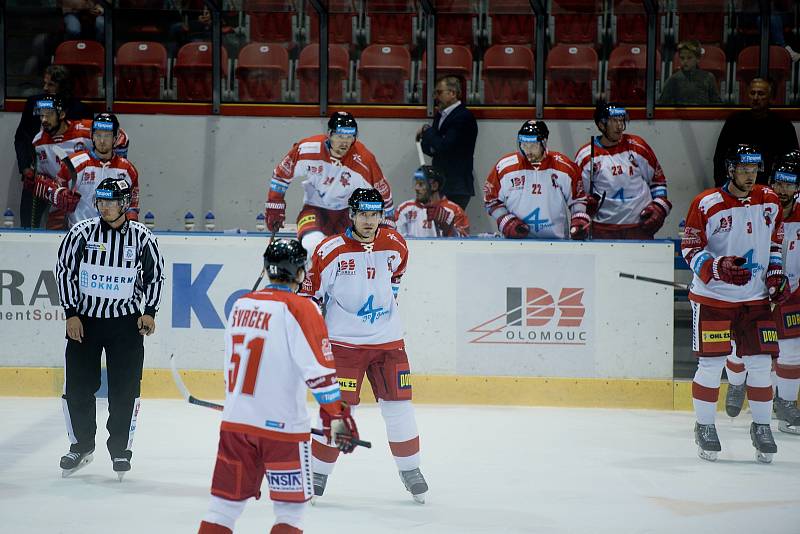 Hokejisté Mory (v bílém) porazili Pardubice 3:1.