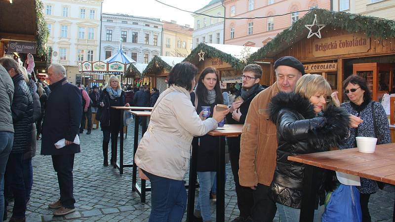 První víkend Vánočních trhů v Olomouci 2019