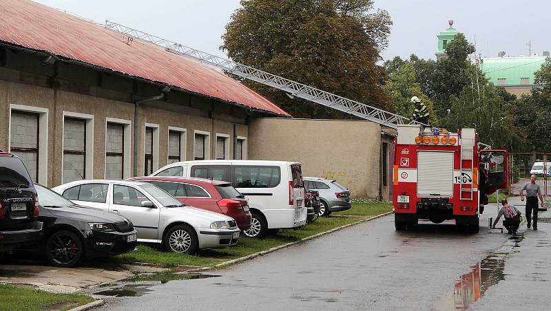 Vítr odpolední bouřky poškodil střechu tvz. malé hokejové haly v Olomouci